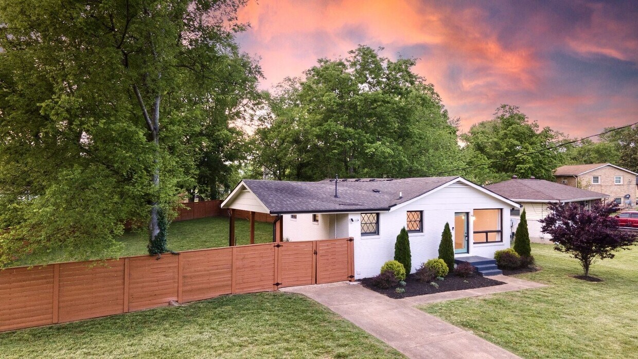 Foto principal - **ABSOLUTELY STUNNING TOP-TO-BOTTOM RENOVA...