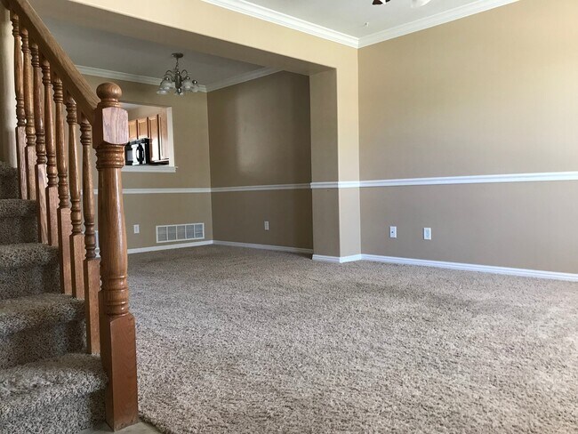 Building Photo - Charming 2 bed 1.5 bath Parkside Town Home...