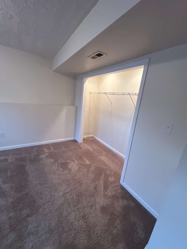 Foto del edificio - Split foyer home in Lancaster Gate with 3 bedrooms and 1 bathroom. 2 Bedrooms and Bathroom Upstai...