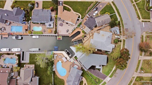 Building Photo - 150 E Shore Dr