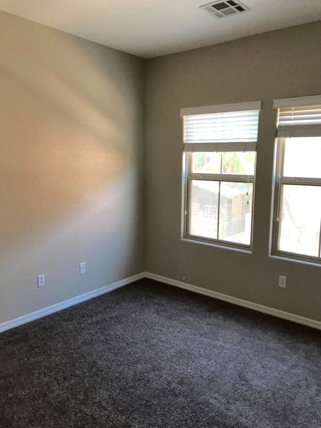 Foto del edificio - Coming Soon - 3 Story Town Home - Gated Community / Pool