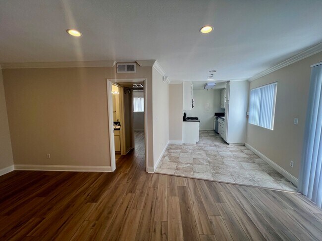 Building Photo - 14945 Moorpark St