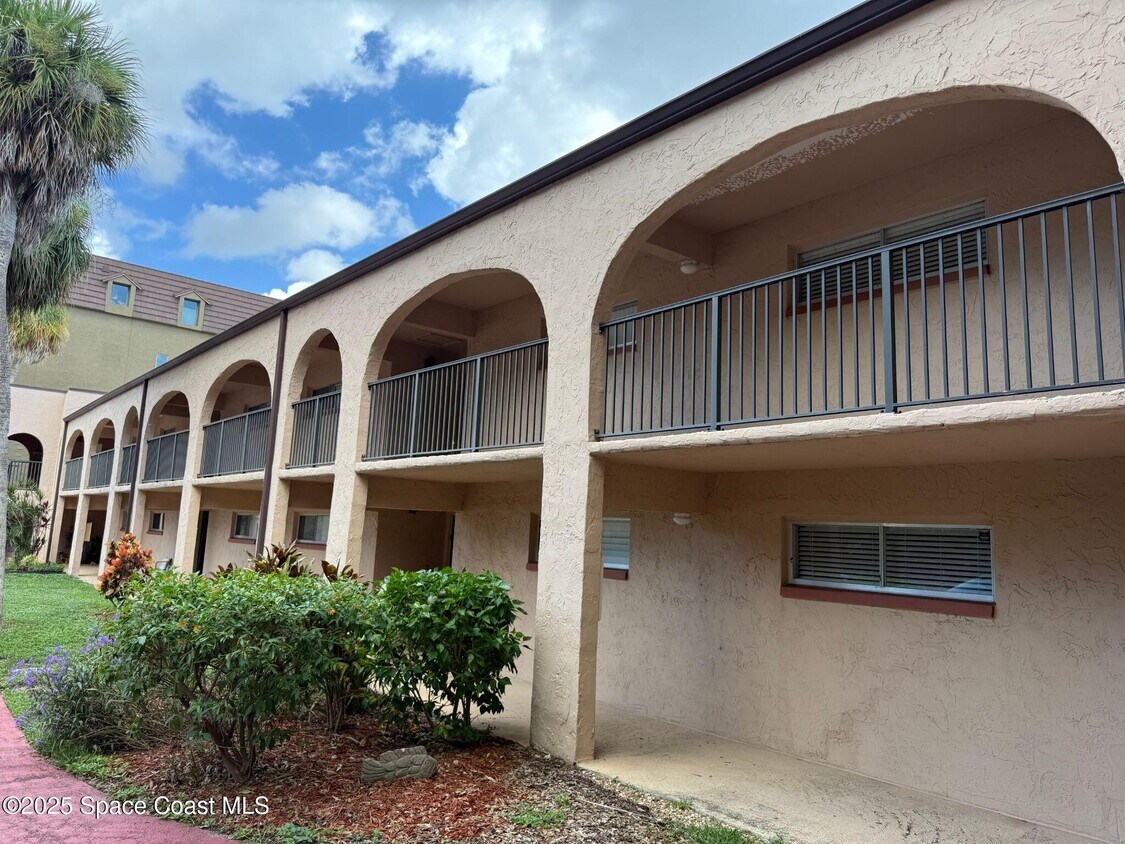 Building Photo - 55 Riverside Dr