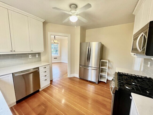Foto del edificio - Rare Find, Large 3bd/2bathroom (w/ Bonus Rooms) House Near Rose City Golf Course