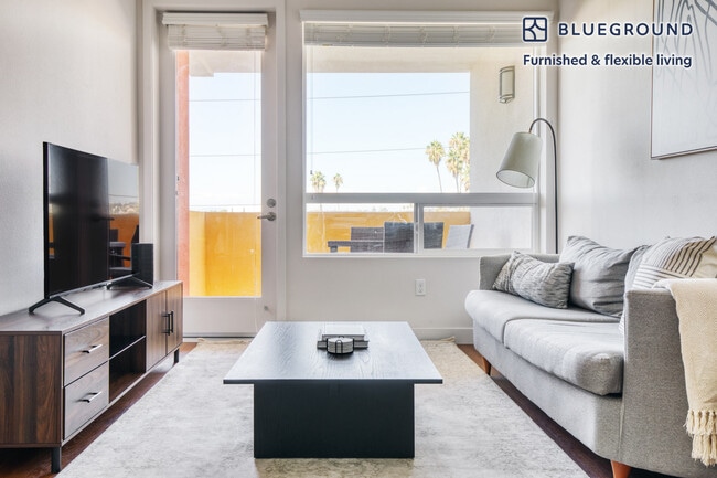 Building Photo - 417 Centinela Ave