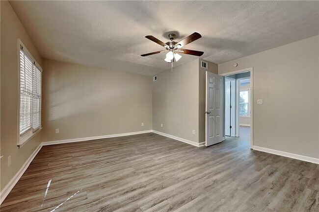 Foto del edificio - 204 Leighs Grove Ct