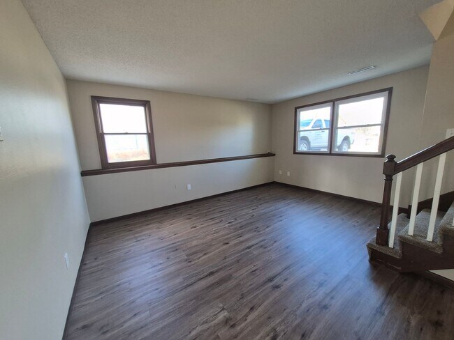 Building Photo - Pet Friendly 2 bedroom, 1.5 bathroom duplex in cul-de-sac near Pioneer Park!