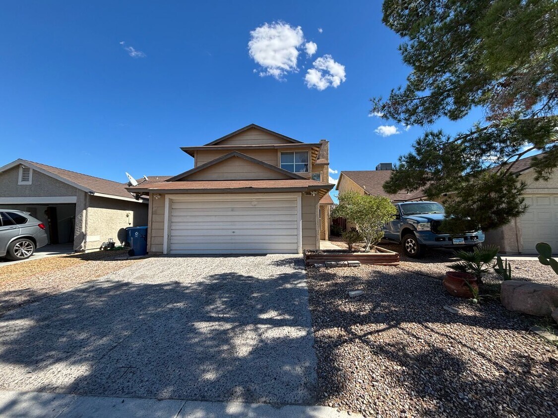 Primary Photo - Spacious 3BED/3BATH Two story home located...