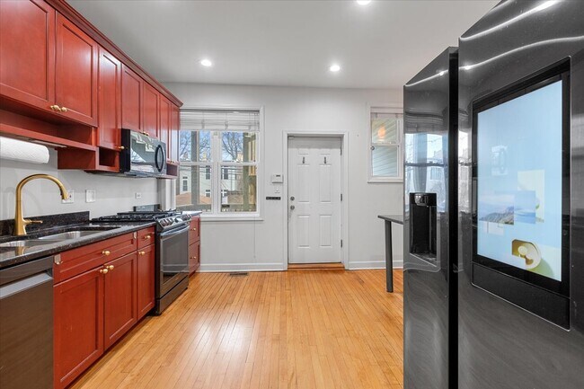 Foto del edificio - 6445 N Greenview Ave