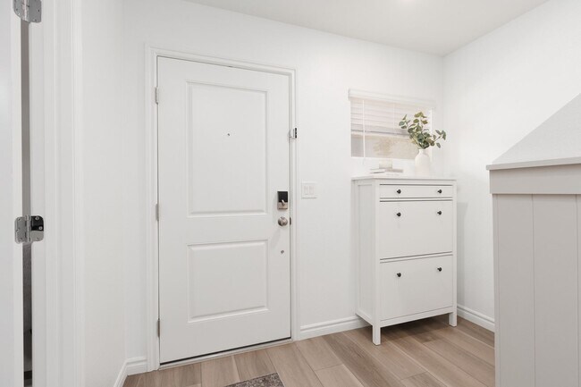 Building Photo - Newer townhome in the NW