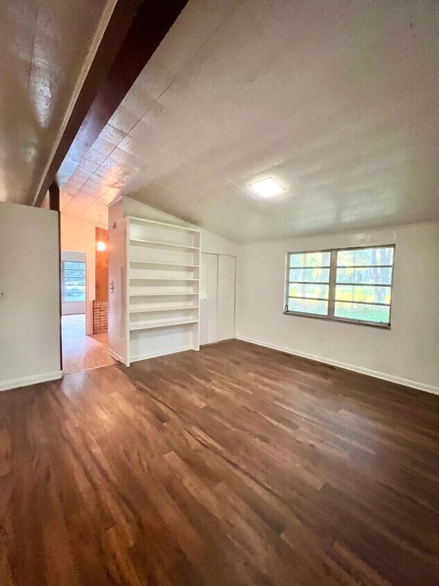 Building Photo - Large 5 Bedroom with Privacy!