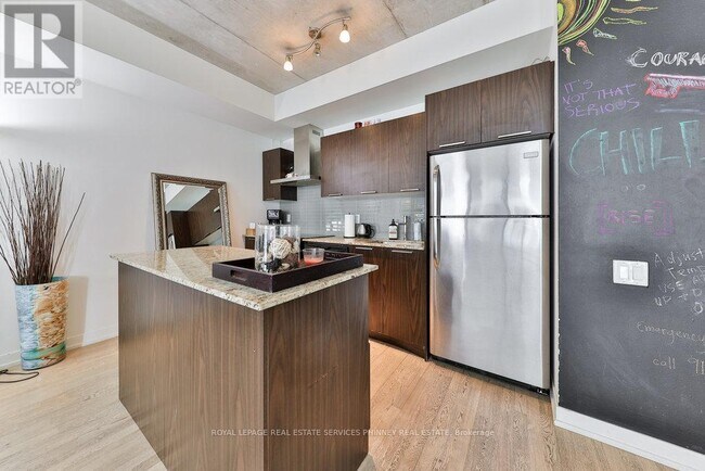 Photo du bâtiment - 650-650 King St W