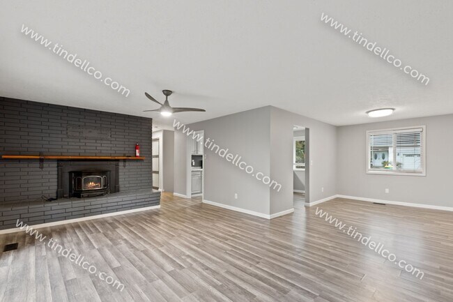 Building Photo - Beautiful Beaverton Home with Spacious Fen...