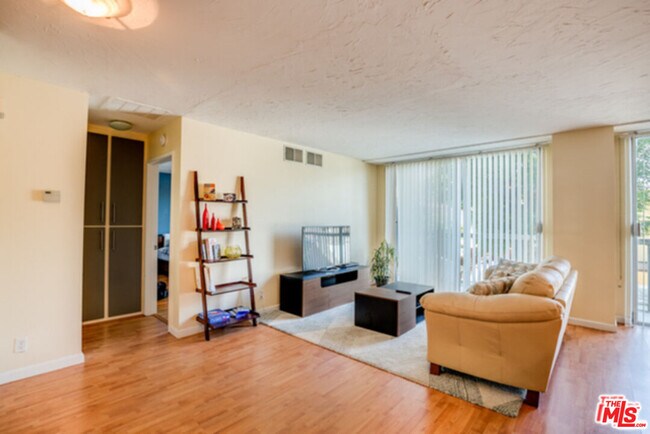 Building Photo - 10751 Wilshire Blvd