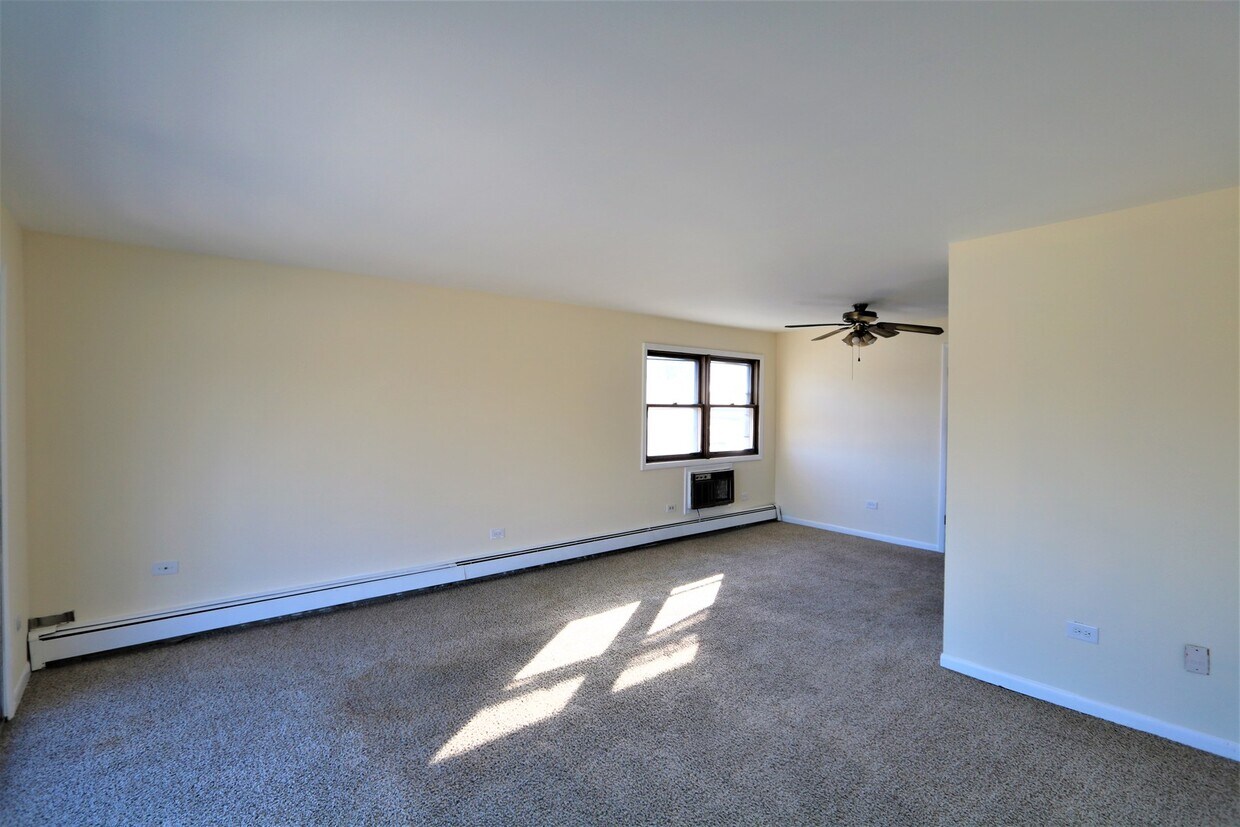 Foto principal - 15038 Chicago Rd