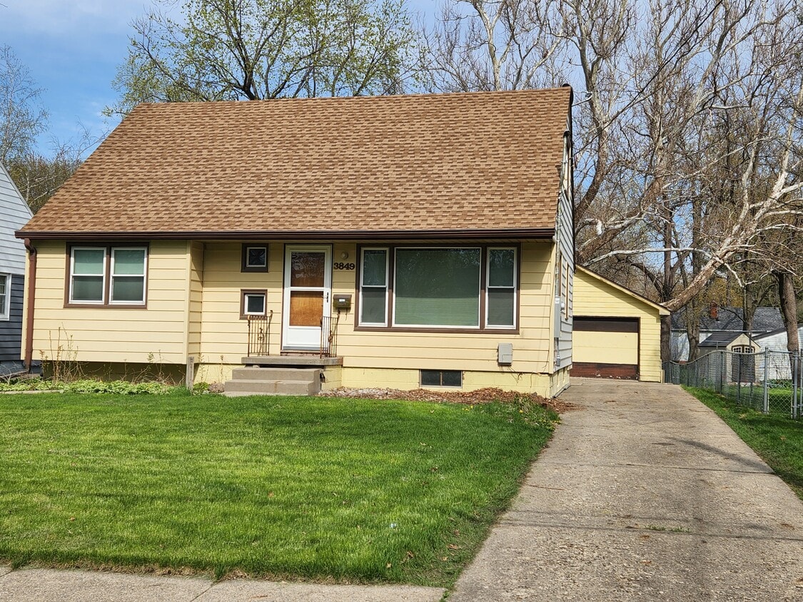 3849 42nd St, Des Moines, IA 50310 House Rental in Des Moines, IA