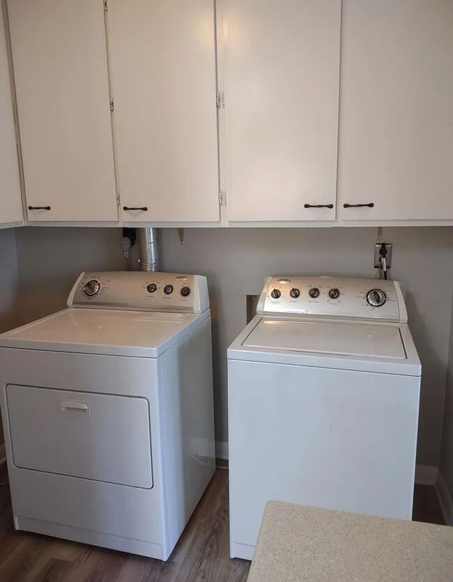 Building Photo - Updated 3 bedroom home located off Bardsto...