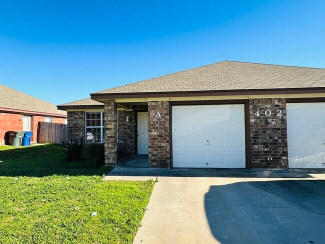 Foto del edificio - 402 Primrose Dr