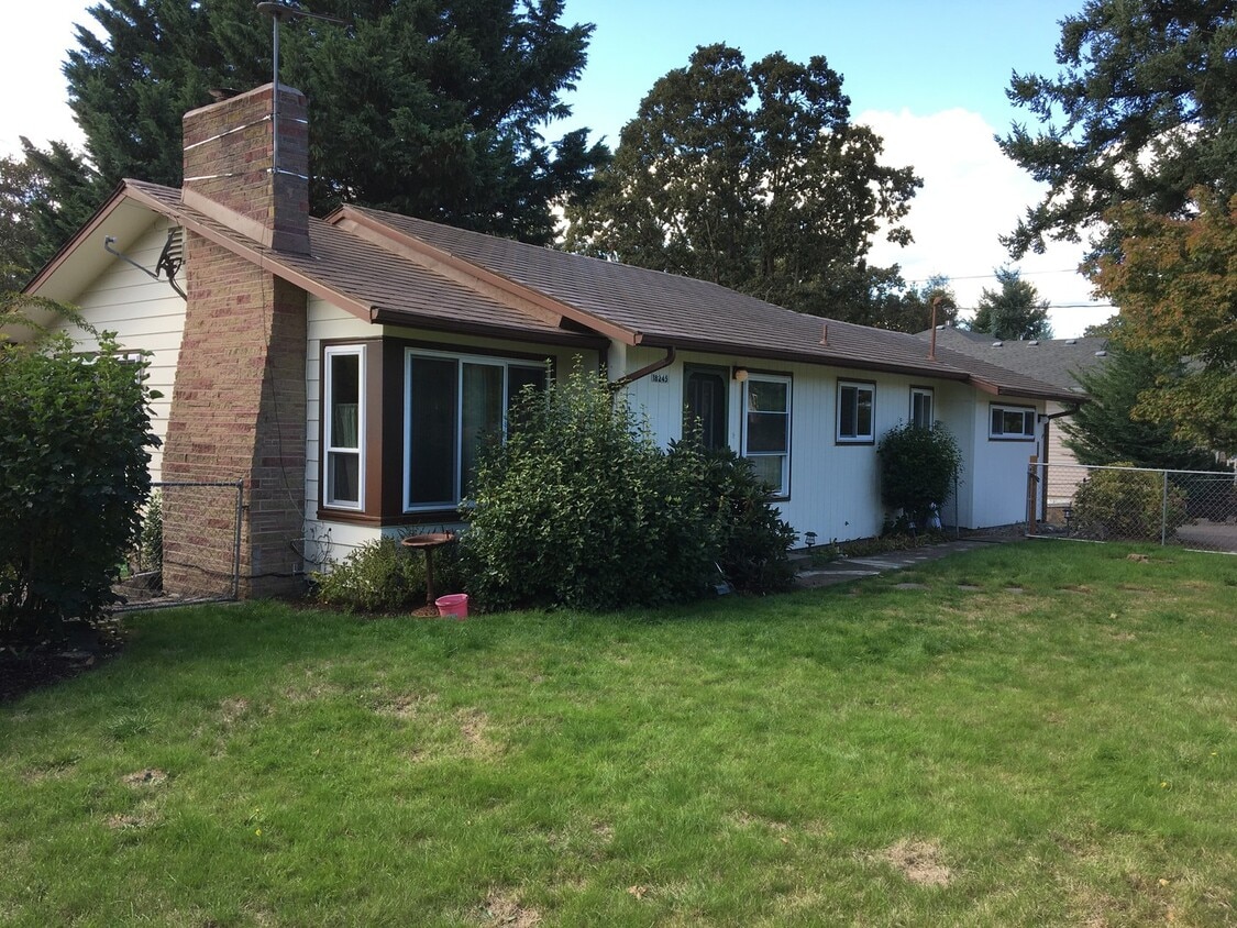 Primary Photo - 3BR - 1,637 sq. ft. - Charming Farmhouse o...