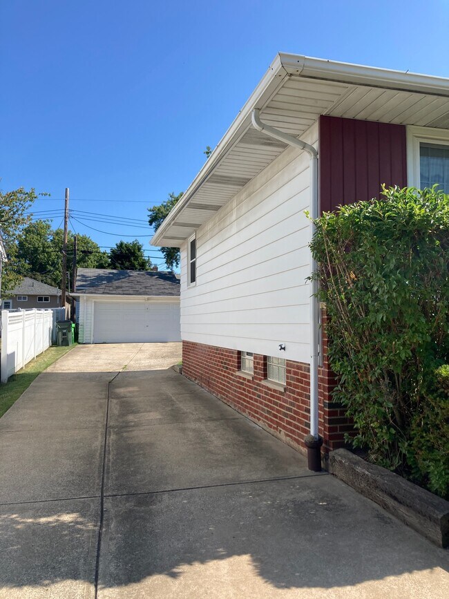 Building Photo - 45 Meadowgate Blvd
