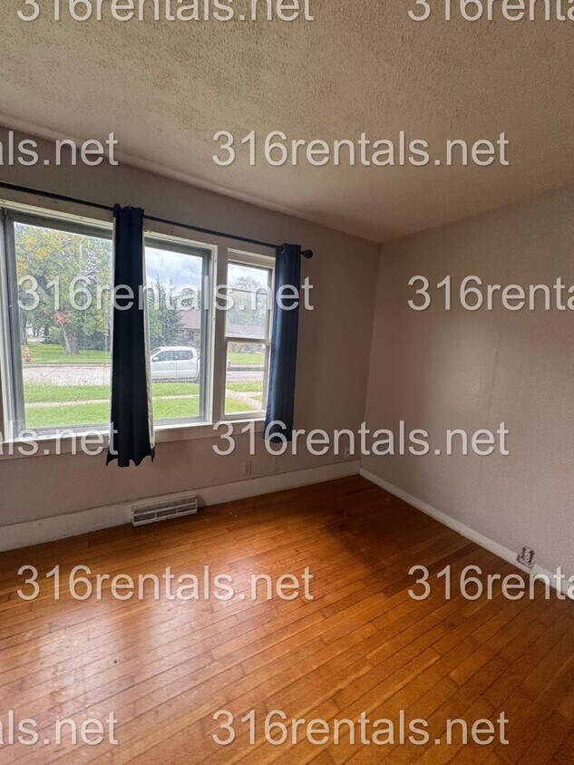 Building Photo - $1025 - 3 Bed 1 Bath - Single Family Home