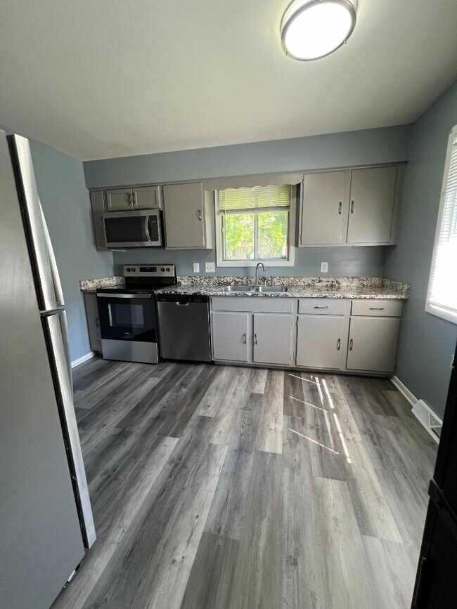 Building Photo - 11226 Roxbury Dr