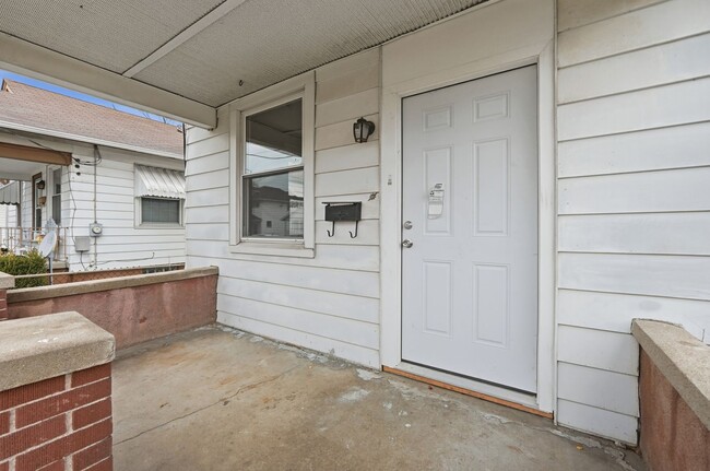 Building Photo - Three Bedroom Home in Hamilton!