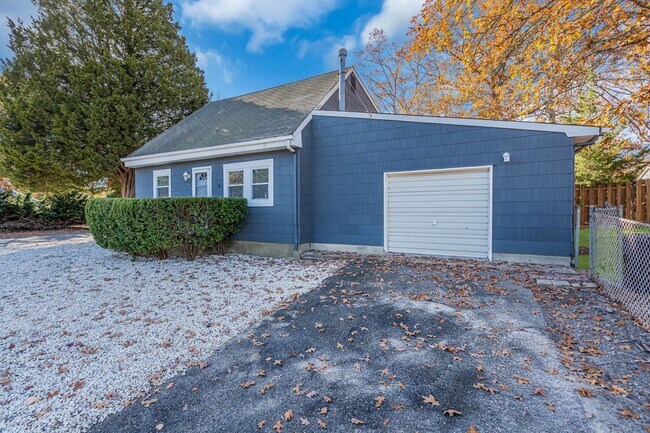 Building Photo - 1741 Lakeside Dr S