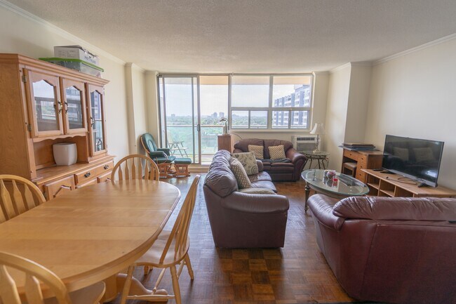 Photo du bâtiment - 5949-5949 Yonge St