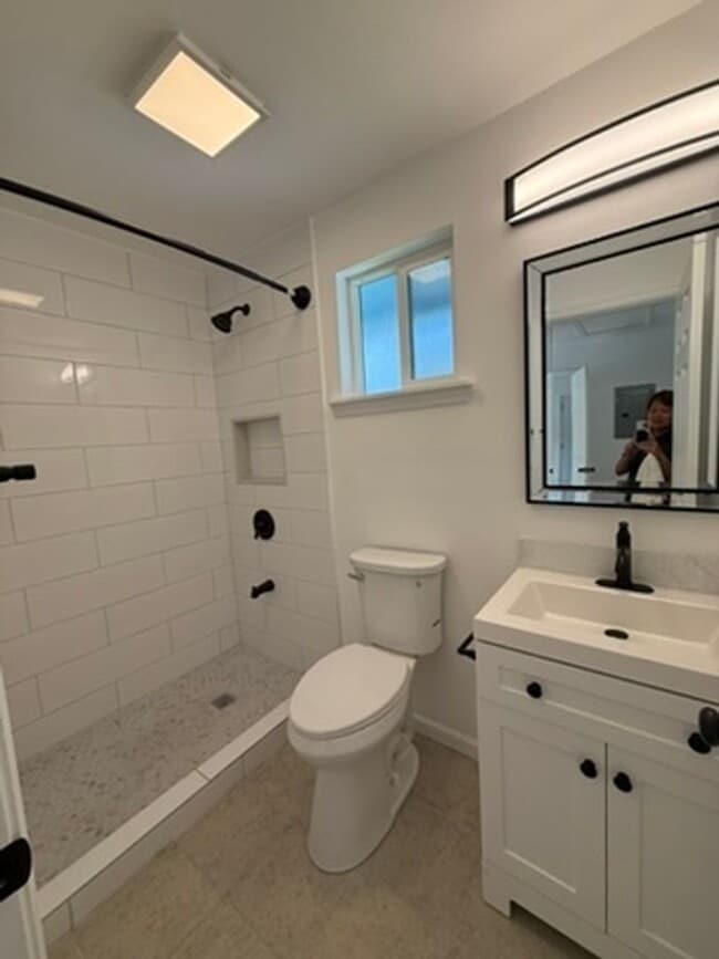 Building Photo - Unfurnished 1 bed/1 bath PET FRIENDLY - wa...