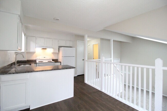 Foto del edificio - April FREE On This Fully Remodeled 2 Bedroom 1.5 Bath Duplex In Olathe