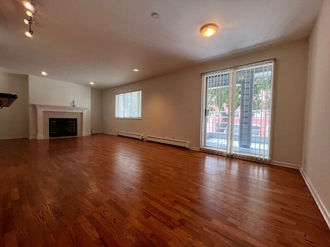 Building Photo - Spacious 3-Bedroom Condo in Prime Russian ...