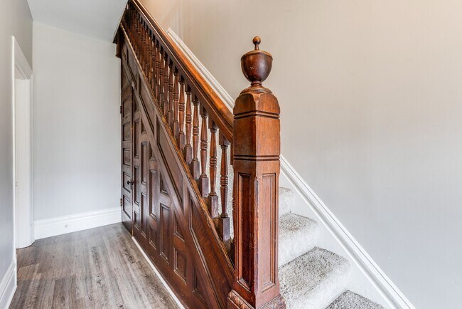 Building Photo - Available MAY - 3 Bedroom, 2 Bath – Off-St...