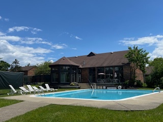 Nuestra piscina está abierta los 7 días de la semana. - Countryside Apartments