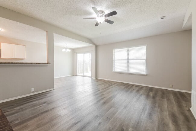 Building Photo - 1009 Springcreek Dr