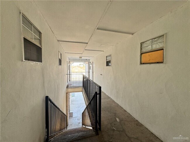 Building Photo - 13 Oasis Dr