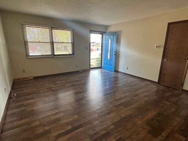 Building Photo - 212 Hendricks Cir
