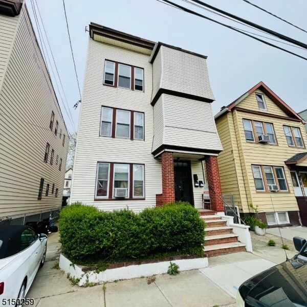Building Photo - 386 N 6th St