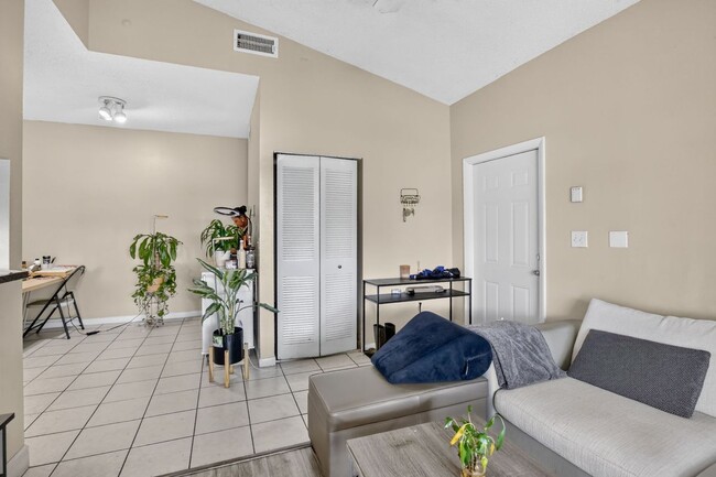 Foto del edificio - 2361 NW 96th Terrace