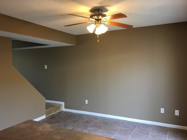 Foto del edificio - Updated townhome convenient to Coastal Car...