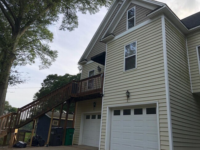 Building Photo - 935 Riverside Dr