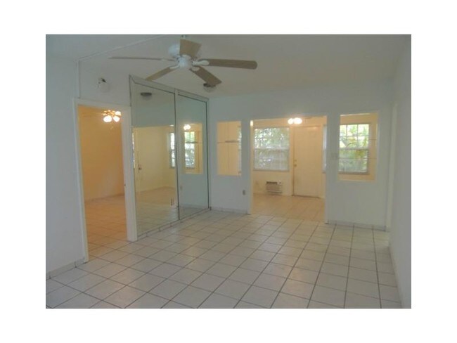 Fotografía del edificio - 2243 Calais Dr