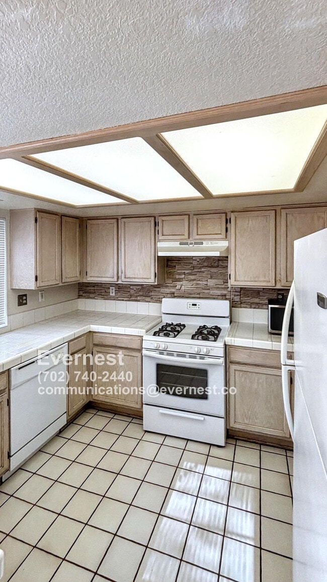Building Photo - Spacious 4-Bedroom Home in a Great Locatio...