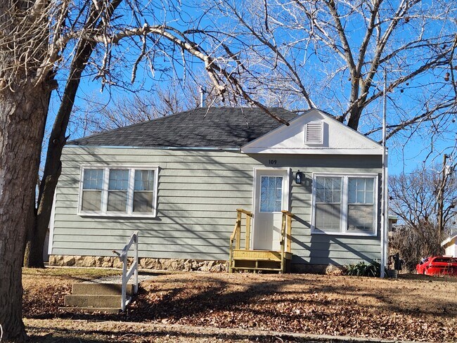 Front - 109 N 8th St