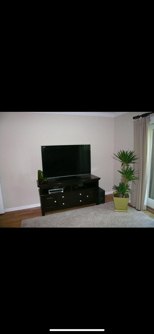 Foto del edificio - 704 Woodlawn Ave