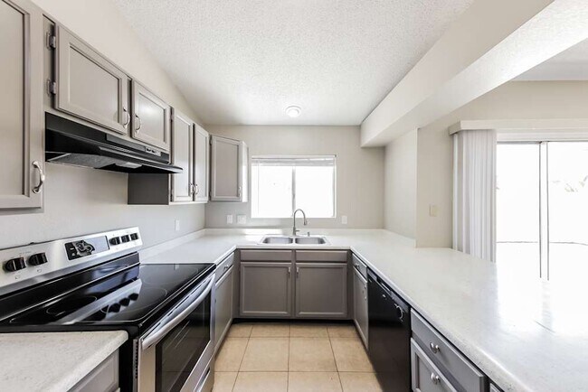 Foto del edificio - 7590 McClellan Rd