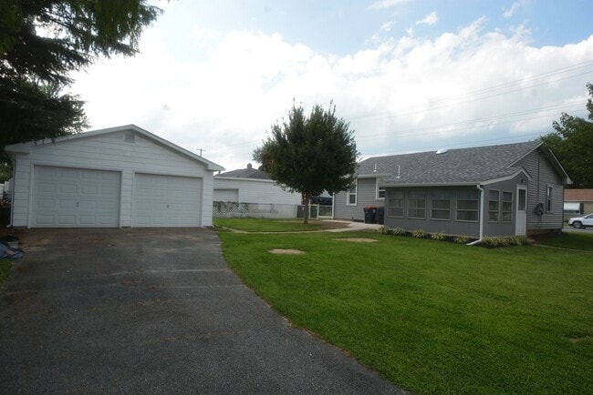 Building Photo - 116 E Cochran St