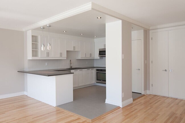 Building Photo - 3495 Rue de la Montagne