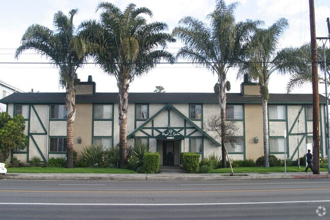 Building Photo - The Royal Garden Apartments