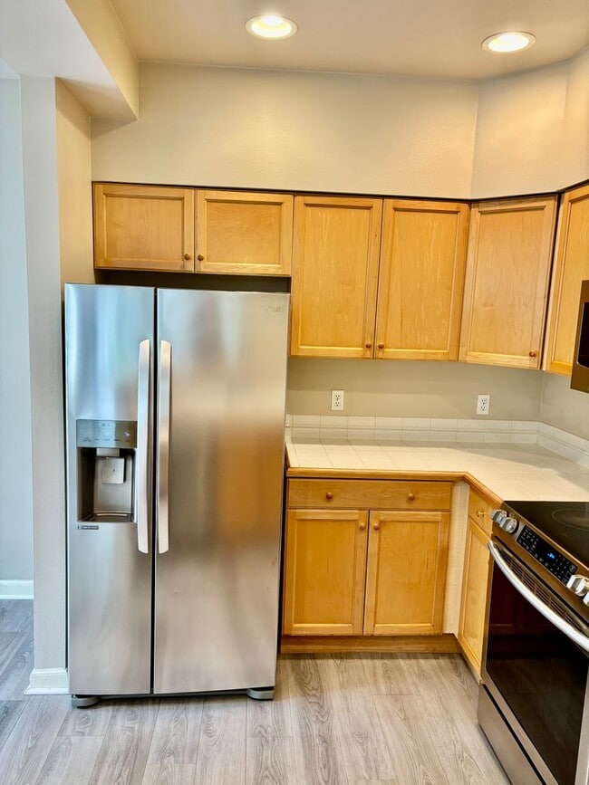 Building Photo - 2 Bed / 2 Bath Bellevue Condo $2,595/mo